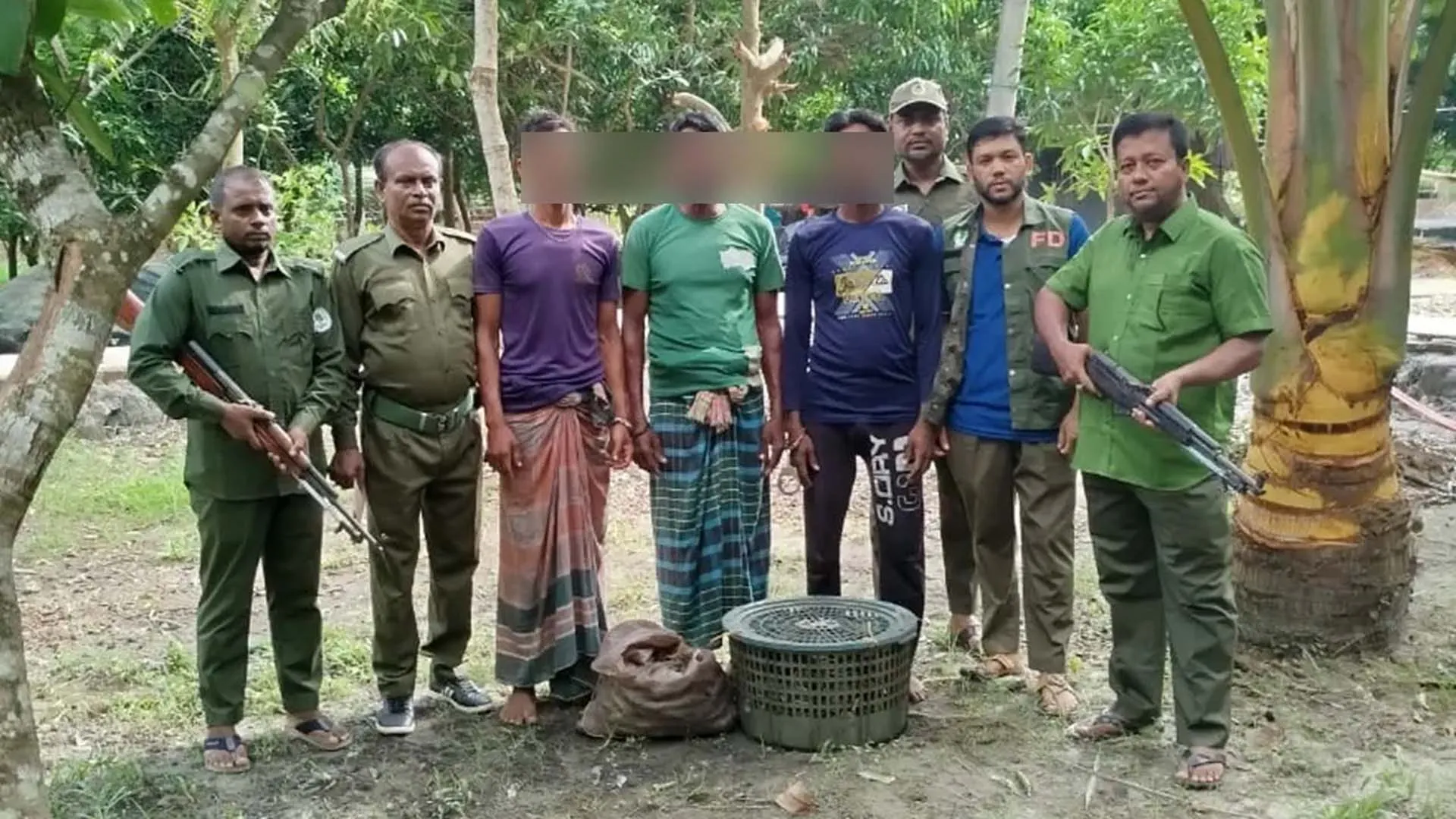 বিনা পাসে সুন্দরবনে প্রবেশ, কাঁকড়াসহ আটক ৩